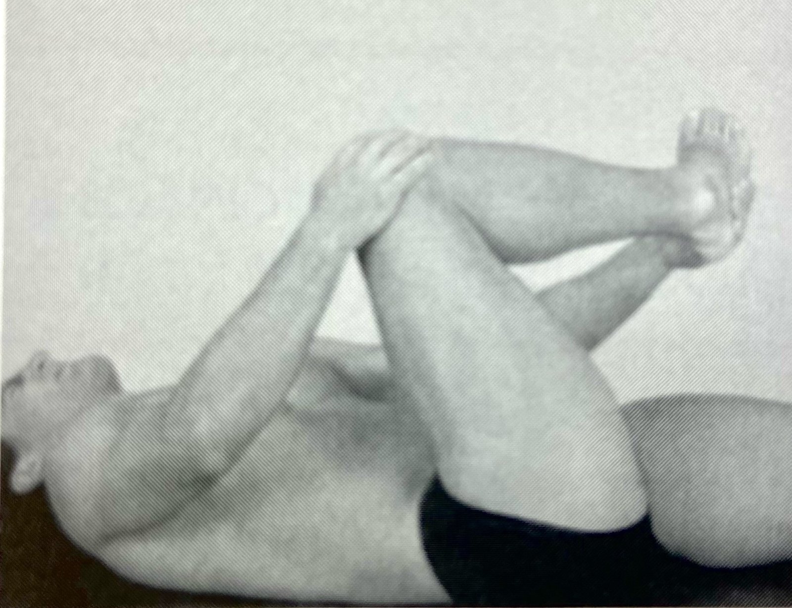 仰向けになり右手で右膝、左手で右足裏を持ち、おへそに向かって引き寄せる小殿筋ストレッチのやり方図解